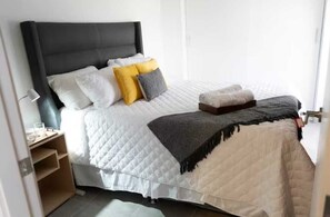 1 غرفة نوم ومكواة/لوح كي وخدمة الإنترنت وملاءات أسرّة