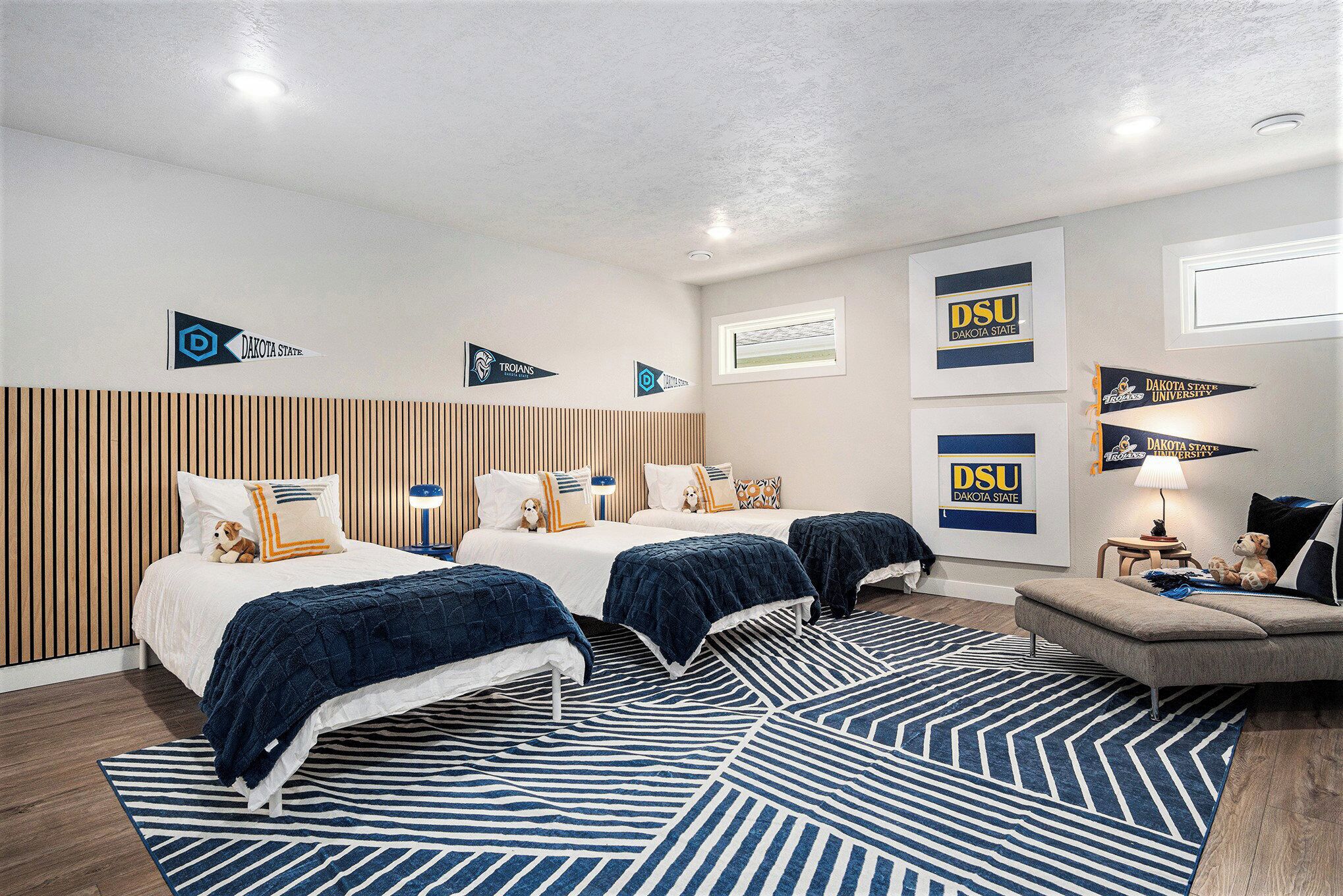 3 bedrooms, desk, iron/ironing board, travel crib