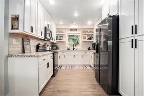 Fridge, microwave, oven, stovetop - 3+ night special | King Bed | Dog friendly + Fenced Yard | 3 TVs (Madison)