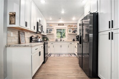 3+ night special | King Bed | Dog friendly + Fenced Yard | 3 TVs