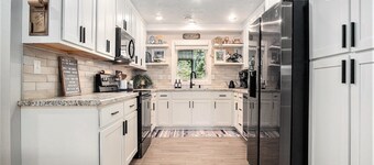 3+ night special | King Bed | Dog friendly + Fenced Yard | 3 TVs