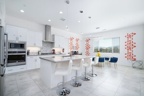 冷蔵庫、電子レンジ、オーブン、コンロ