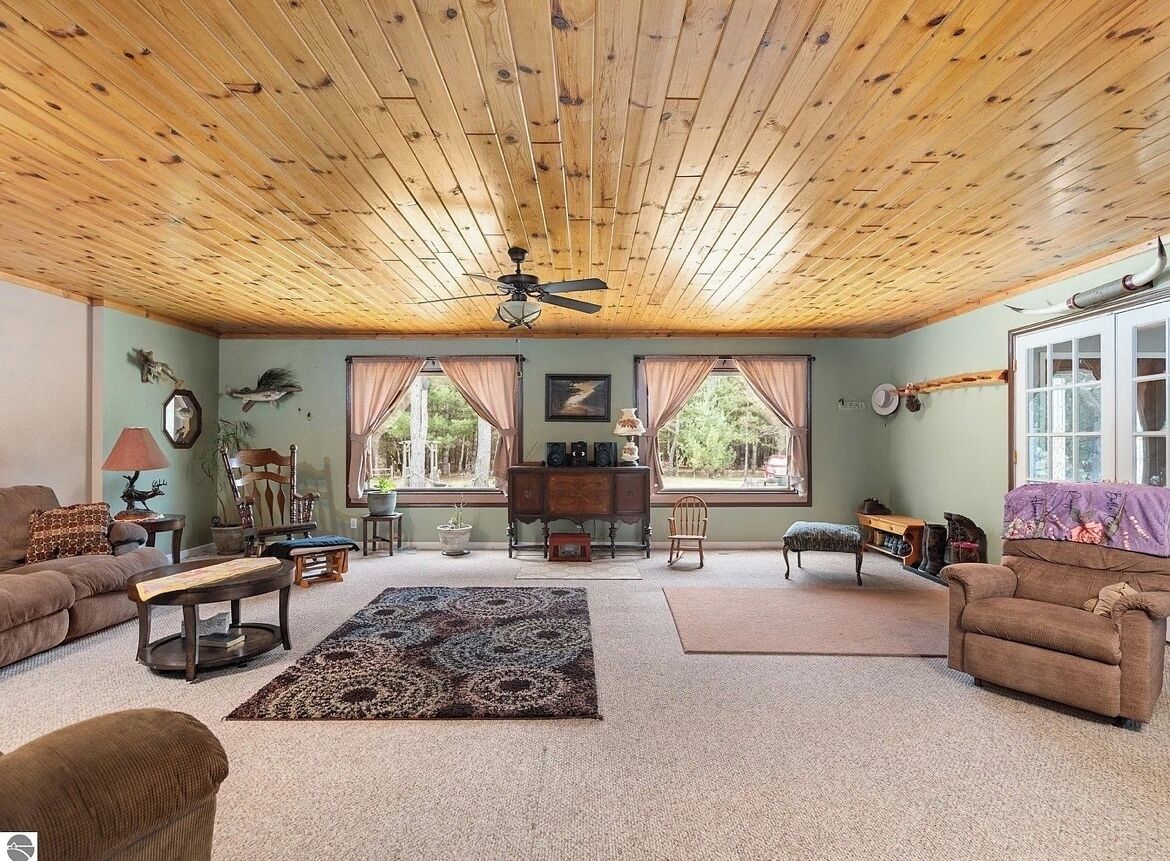 Smart TV, lettore DVD, libri, impianto stereo