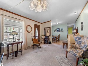 Smart-TV, DVD-Player, Bücher, Stereoanlage