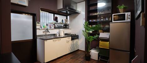 Refrigerador, microondas, parrilla de estufa y utensilios de cocina