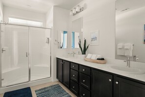 Douche, séchoir à cheveux, serviettes fournies, savon