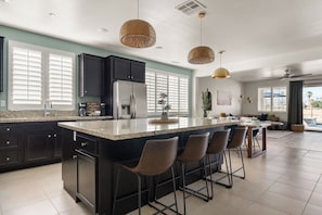 Microwave, oven, stovetop, dishwasher - 5 min to Coachella~Huge A/C Gameroom~Pool&Spa~EV charger~Projector (Indio)