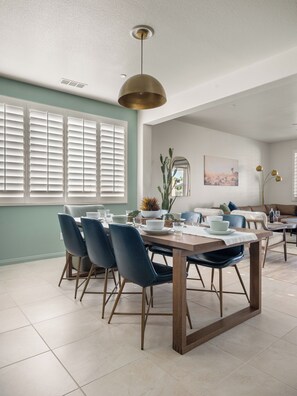 Dining - 5 min to Coachella~Huge A/C Gameroom~Pool&Spa~EV charger~Projector (Indio)