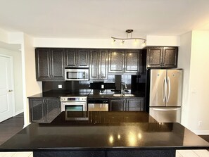 Een magnetron, een oven, een kookplaat, een vaatwasser