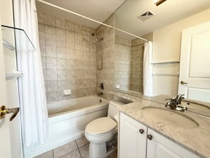 Een douche, zeep, toiletpapier