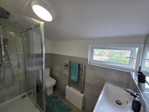 Shower, hair dryer, towels - 5 Beds, 7 guests, Private Garden, Free Parking (Nottingham)