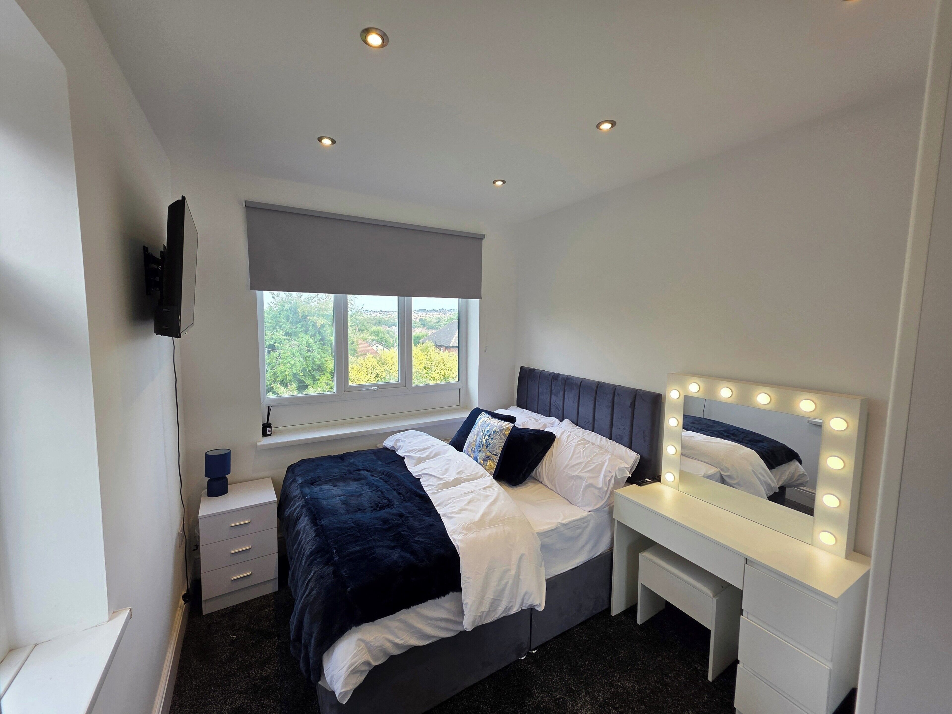 4 bedrooms, iron/ironing board, WiFi, bed sheets