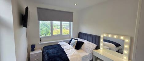 4 bedrooms, iron/ironing board, WiFi, bed sheets