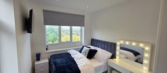 5 Beds, 7 guests, Private Garden, Free Parking