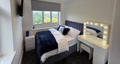 5 Beds, 7 guests, Private Garden, Free Parking
