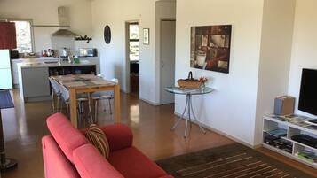 Fernseher, Kamin, DVD-Player