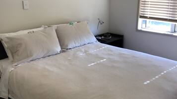 2 slaapkamers, een strijkplank/strijkijzer, internet, beddengoed