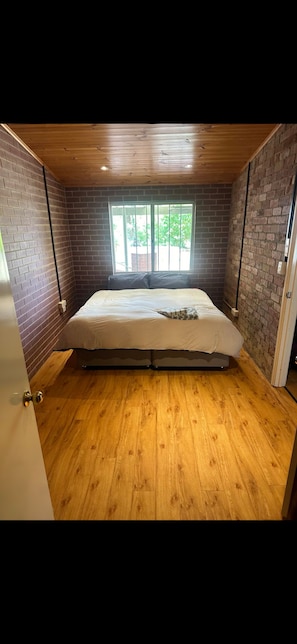 6 bedrooms, iron/ironing board, WiFi, bed sheets