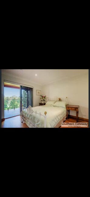 6 bedrooms, iron/ironing board, WiFi, bed sheets