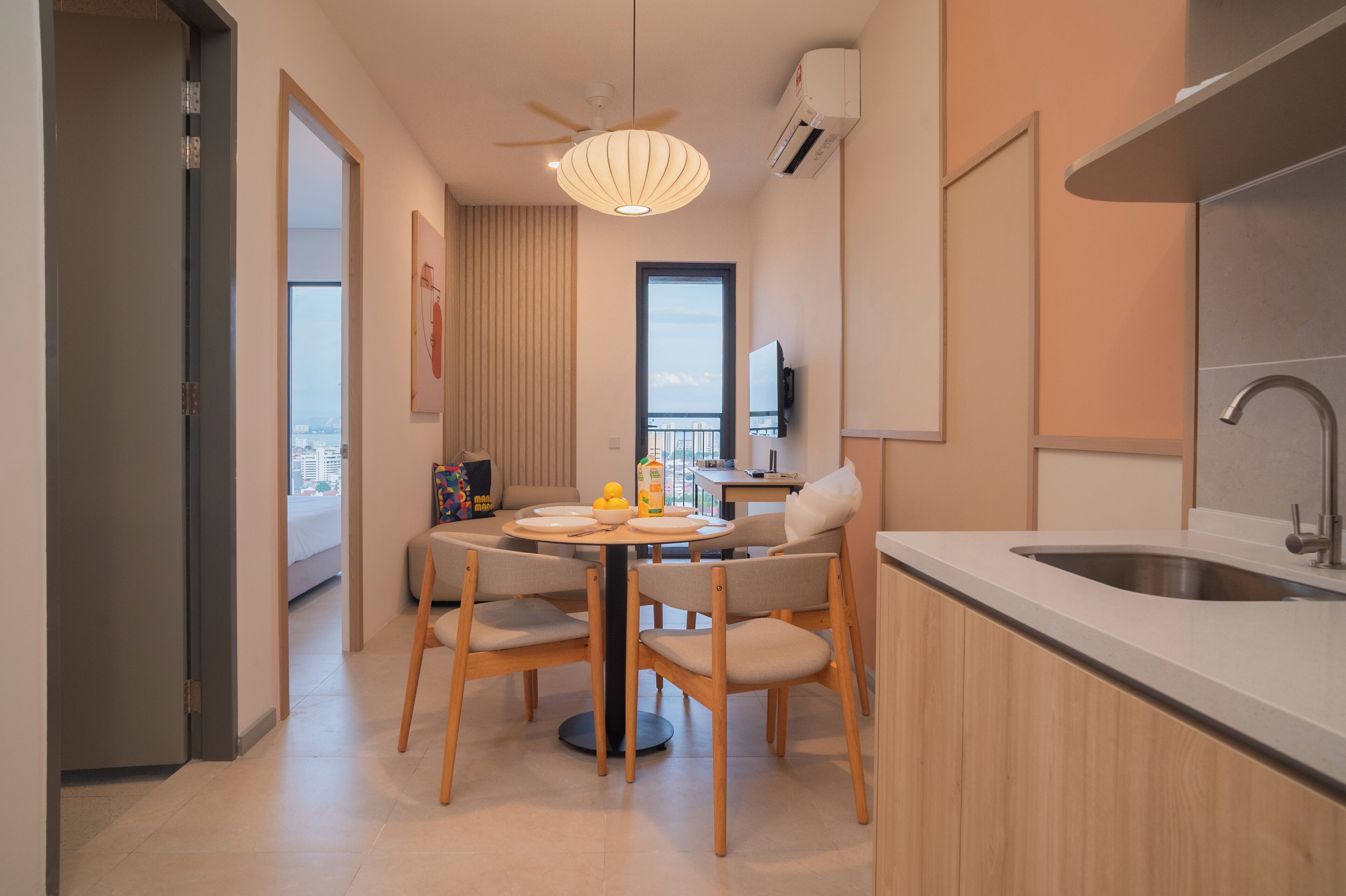 ห้องพรีเมียมสวีท, 2 ห้องนอน, วิวเมือง | โต๊ะทำงาน, เตารีด/โต๊ะรีดผ้า, Wi-Fi ฟรี, ผ้าปูที่นอน