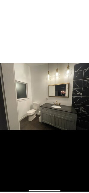 Een douche, een haardroger, handdoeken, zeep