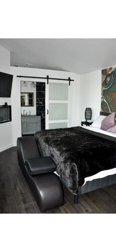 Beautiful comfy romantic cabin with great sunset views