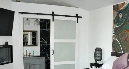 Beautiful comfy romantic cabin with great sunset views