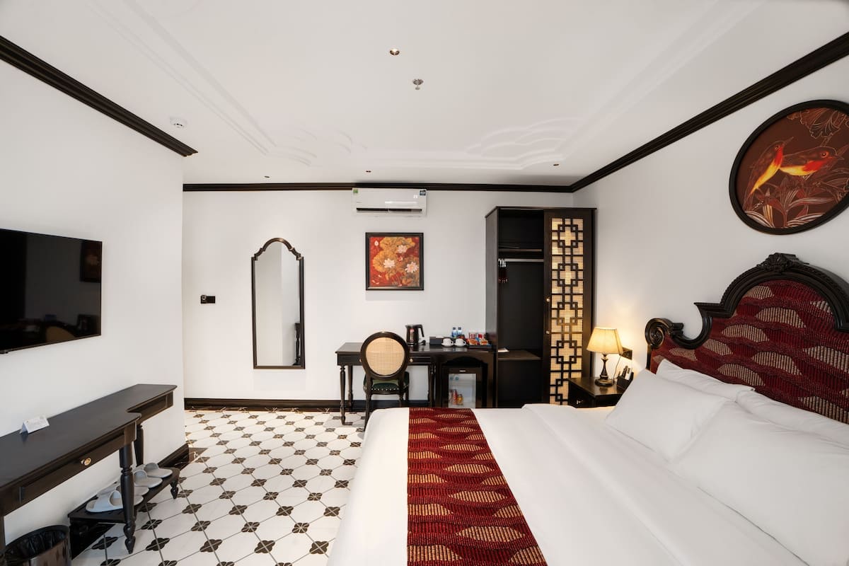 Dobbeltrom – deluxe, balkong, byutsikt | Allergitestet sengetøy, skrivebord og skrivebord for bærbar PC