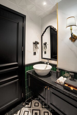 Shower, hair dryer, slippers, bidet