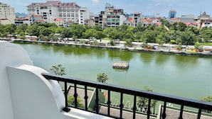 Un río con una embarcación, rodeado de edificios y árboles.