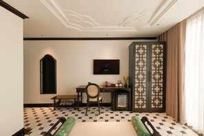 Habitación de lujo doble, balcón, vistas al lago | Ropa de cama hipoalergénica y escritorio