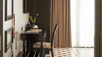 Phòng đôi Cao cấp, ban công, quang cảnh hồ | Bộ đồ giường kháng dị ứng, bàn, khu vực làm việc phù hợp cho laptop