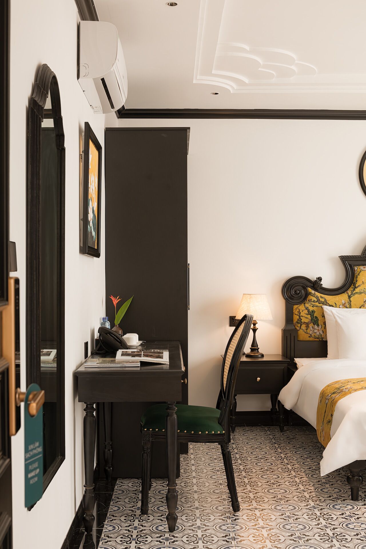 Una habitación de hotel con escritorio, silla, cama y espejo.