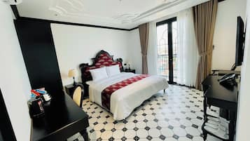 Deluxe-Doppelzimmer, Balkon, Stadtblick | Allergikerbettwaren, Schreibtisch, laptopgeeigneter Arbeitsplatz