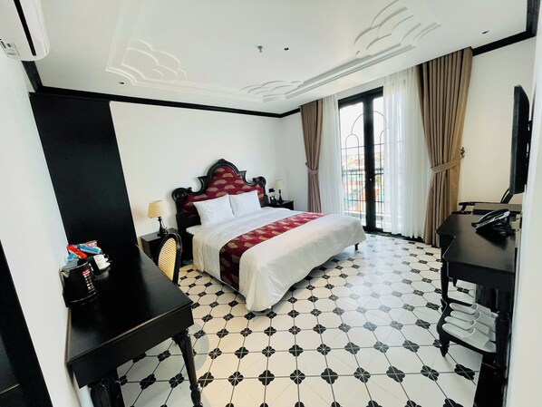 Deluxe-Doppelzimmer, Balkon, Stadtblick | Allergikerbettwaren, Schreibtisch, laptopgeeigneter Arbeitsplatz