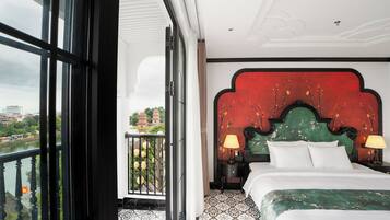 Habitación doble de lujo, balcón, vista al lago | Ropa de cama hipoalergénica y escritorio