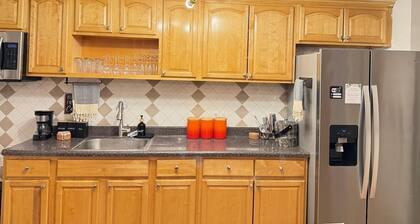 5BR 3BTH House, Steps to Bars,Dining,NYC Access+GameRm+Backyard w/ BBQ+parking