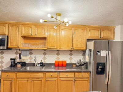 5BR 3BTH House, Steps to Bars,Dining,NYC Access+GameRm+Backyard w/ BBQ+parking
