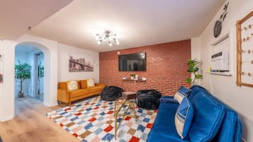 Smart TV, videojuegos, mesa de ping pong