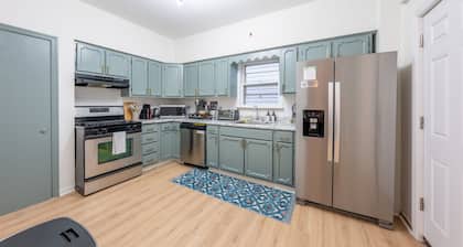 5BR 3BTH House, Steps to Bars,Dining,NYC Access+GameRm+Backyard w/ BBQ+parking