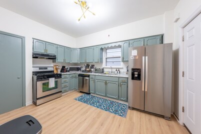 5BR 3BTH House, Steps to Bars,Dining,NYC Access+GameRm+Backyard w/ BBQ+parking
