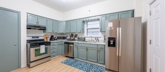 5BR 3BTH House, Steps to Bars,Dining,NYC Access+GameRm+Backyard w/ BBQ+parking