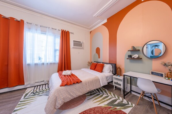 6 bedrooms, desk, iron/ironing board, travel cot