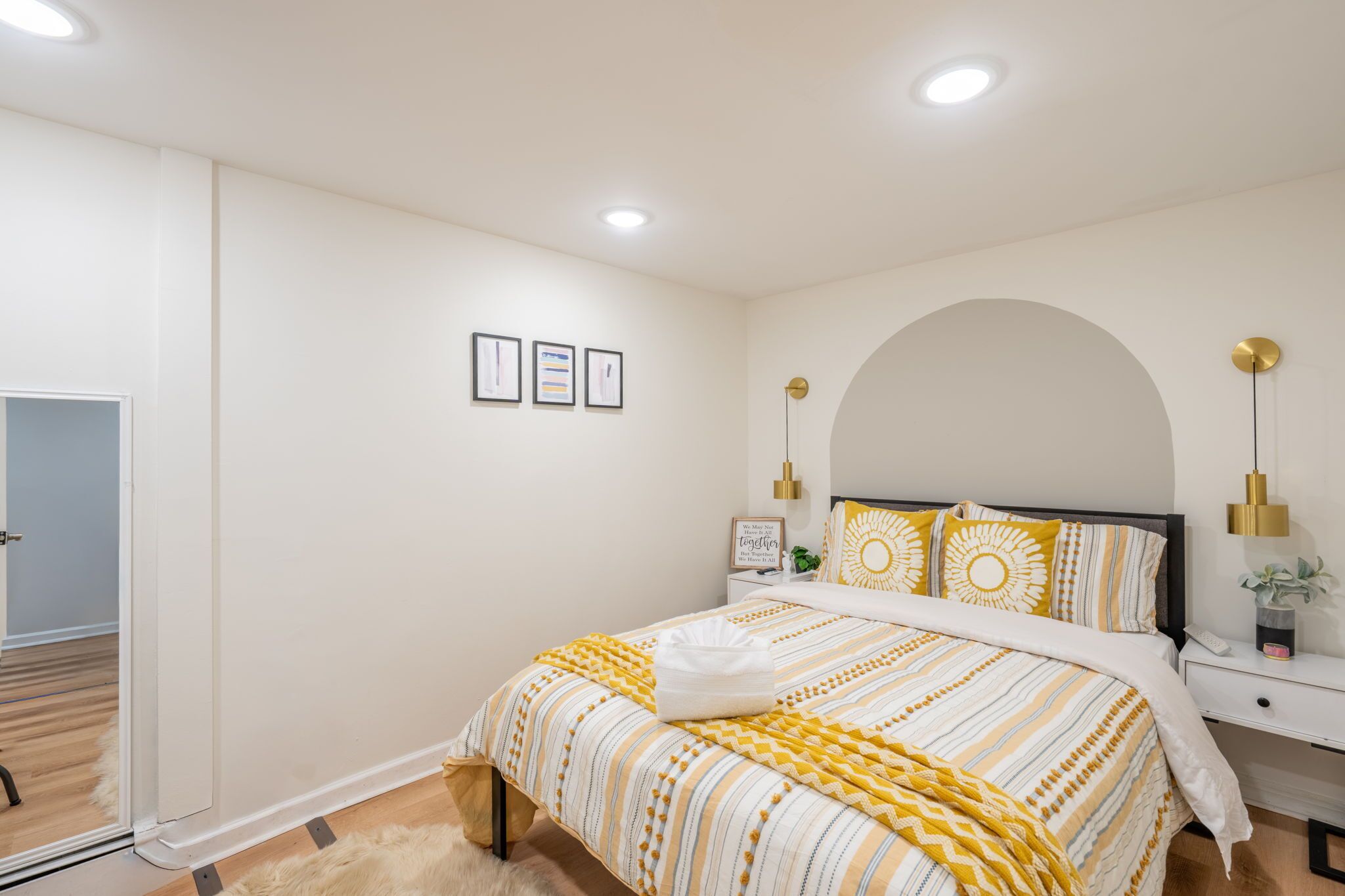 6 bedrooms, desk, iron/ironing board, travel crib