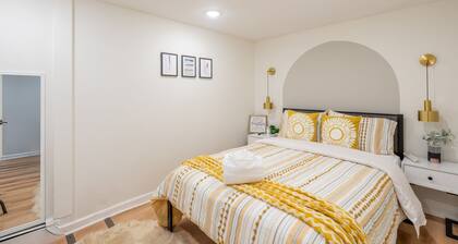 5BR 3BTH House, Steps to Bars,Dining,NYC Access+GameRm+Backyard w/ BBQ+parking