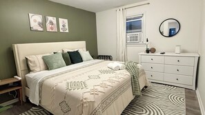 6 habitaciones, escritorio y tabla de planchar con plancha