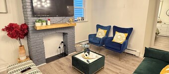 5BR 3BTH House, Steps to Bars,Dining,NYC Access+GameRm+Backyard w/ BBQ+parking