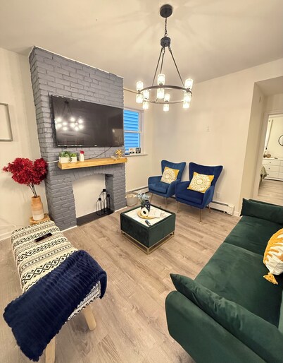 5BR 3BTH House, Steps to Bars,Dining,NYC Access+GameRm+Backyard w/ BBQ+parking