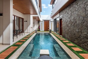 Hồ bơi ngoài trời