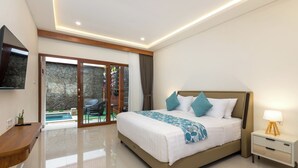Une chambre moderne avec un grand lit, des tables de chevet, un téléviseur et une vue sur un espace piscine extérieur.